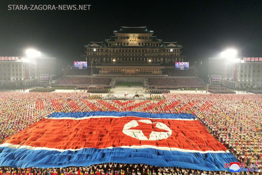 ขบวนพาเหรด ของทหารเกาหลีเหนือมีชุดป้องกันแก๊สพิษ เกาหลีเหนือได้จัดขบวนพาเหรดทางทหารเพื่อเฉลิมฉลองการก่อตั้งรัฐคอมมิวนิสต์ครบรอบ 73 ปี 