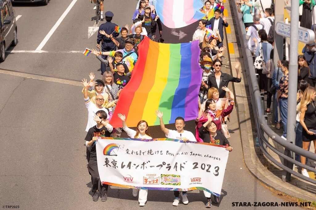 LGBTQ+ ในญี่ปุ่นเรียกร้องความเท่าเทียมกันในการแต่งงาน นักเคลื่อนไหวและสมาชิกชุมชน LGBTQ+ แจกช็อคโกแลตสีสันสดใสสำหรับวันวาเลนไทน์